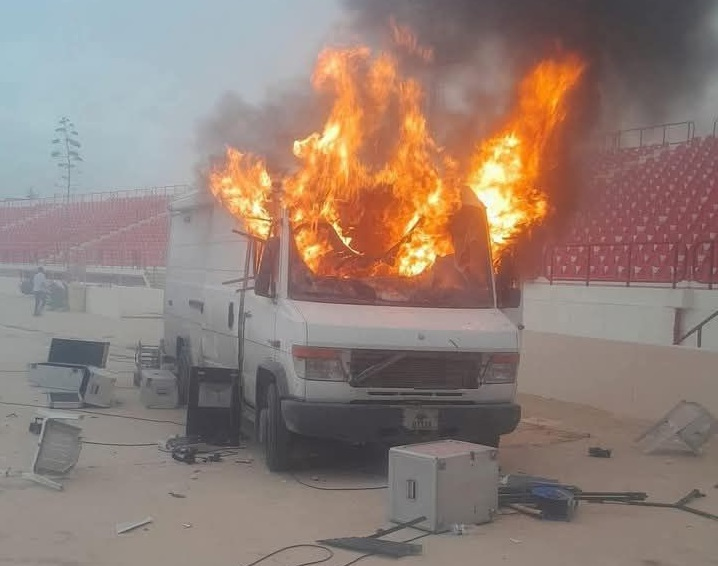 Un polémico fallo arbitral generó una revuelta el Libia: un muerto y edificios oficiales incendiados